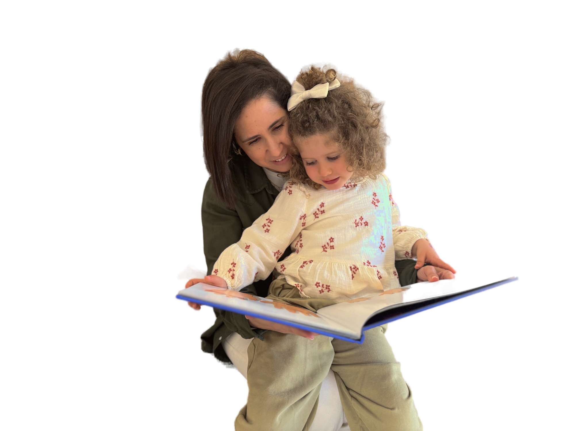 Mãe e filha a ler um livro no Desenvolver+